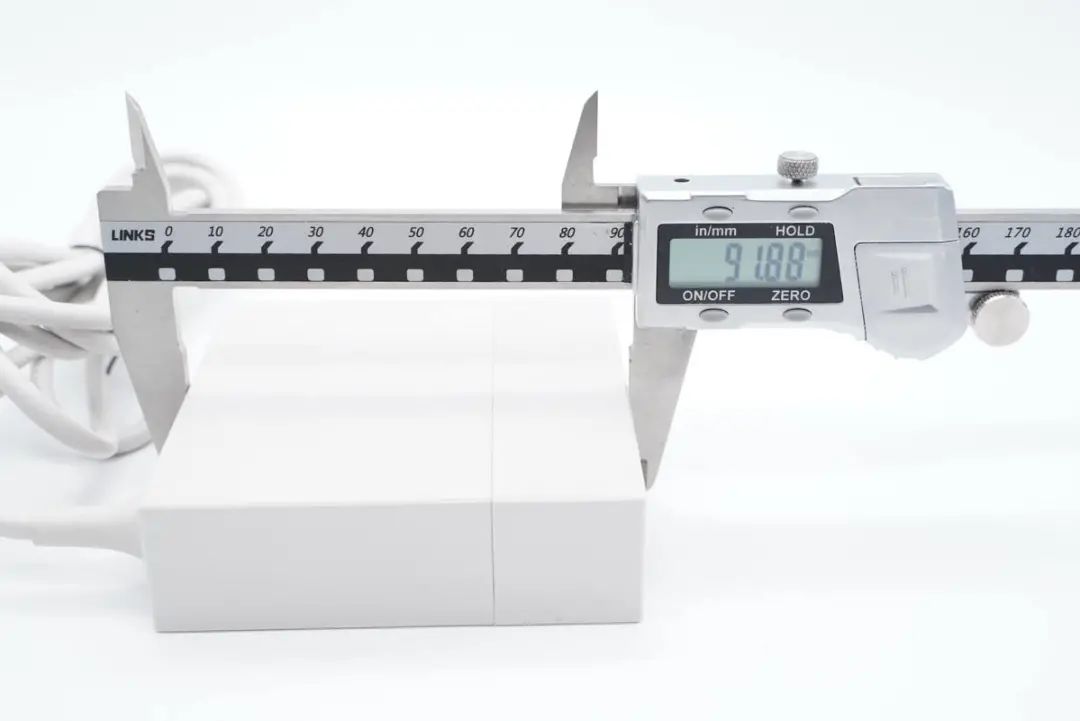 华硕最强游戏本标配300W电源，内置4颗氮化镓，内部结构揭晓