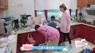 全家套路Jasper洗碗，应采儿感慨：父母越懒，小孩越勤快