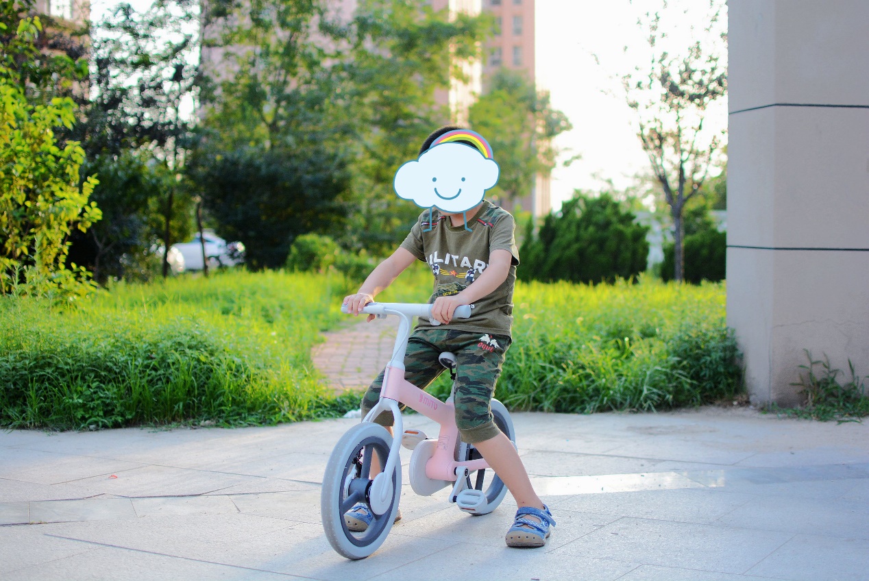 一体化车身全车无棱角：小米米兔儿童自行车体验，仿佛是未来之物