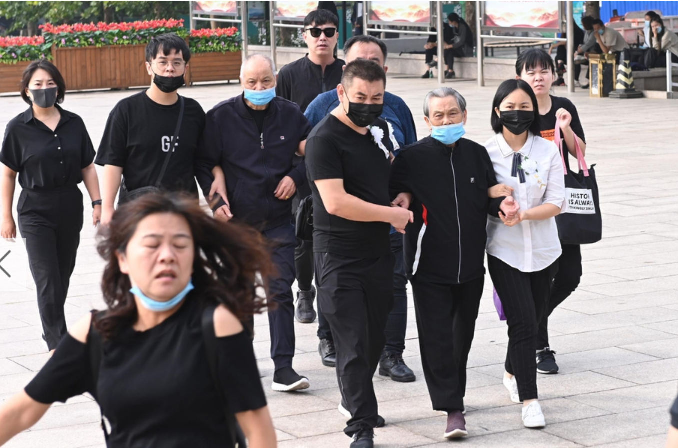 黄子韬父亲追悼会举行，亲朋悲痛悼念，赵奕欢等明星现身