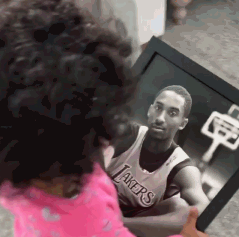 【影片】滿滿的洋蔥！Kobe小女兒抱著照片連續叫爸爸令人淚目，曼巴離開時她才7個月！-黑特籃球-NBA新聞影音圖片分享社區