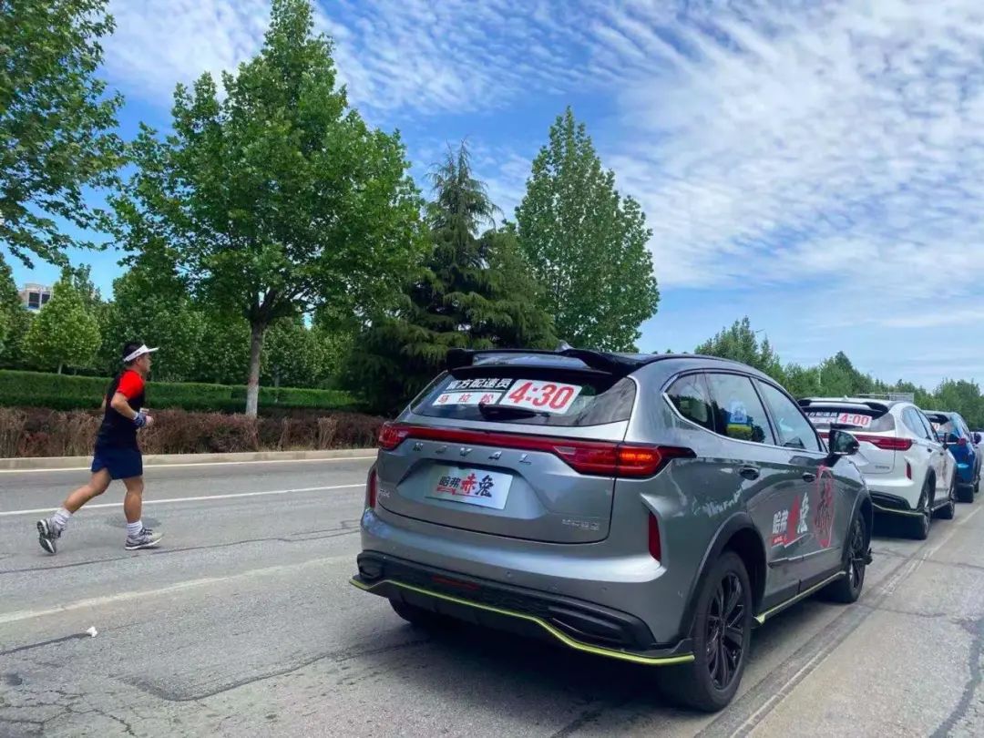 为了炫耀长城的技术实力，魏建军带5000人进工厂跑马拉松