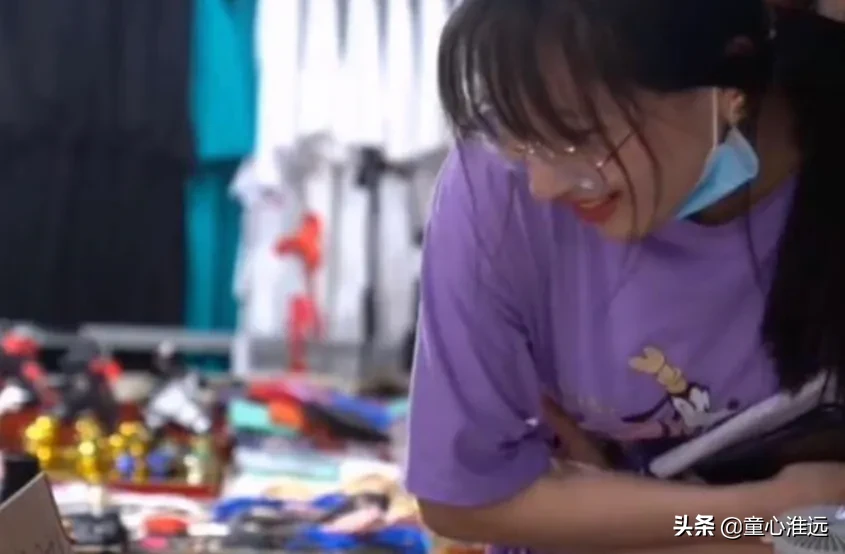 摆地摊懒摊主不说话,一直打游戏不管顾客,原
