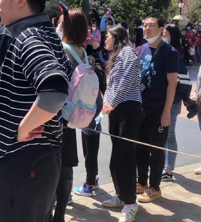 迪士尼五週年，星二代云集：孫莉女兒穿漢服，楊威曬雙胞胎姐妹花