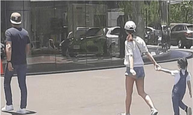 林心如晒下厨动态意外公开女儿声音，霍建华边等吃边陪小海豚玩