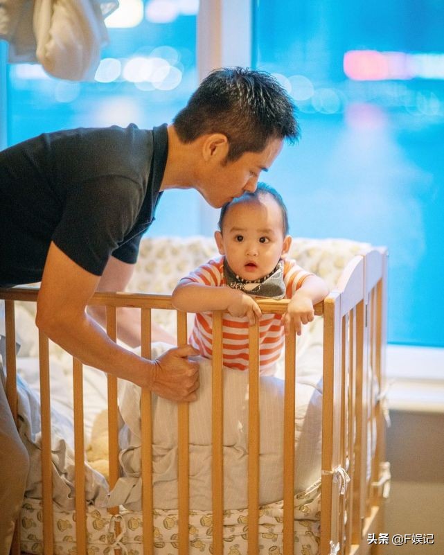 两位儿子都可爱！郑嘉颖陈凯琳晒一家四口的全家福庆祝父亲节