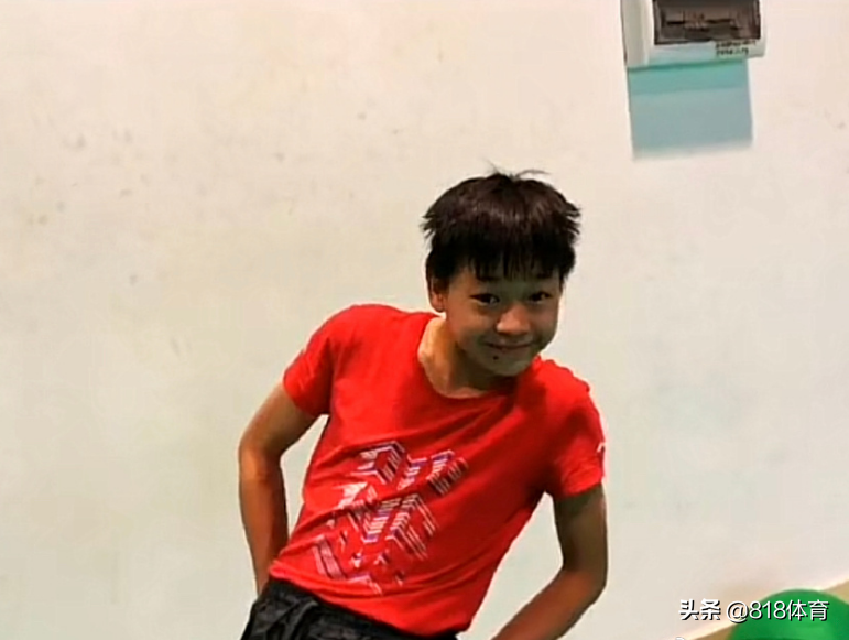 笑喷！全红婵上文化课被老师安排坐第一排，左手托腮神游太空