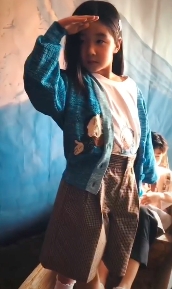 張亮二胎女兒長大了！ 5歲盡顯超模範，和天天合體拍雜誌氣場十足