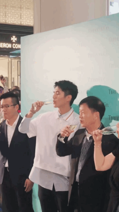 Shined! Liu Hao Ran drinks the expression after champagne covers tightly readily, 