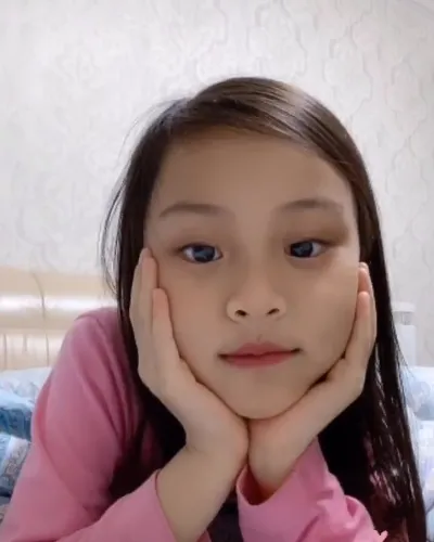 李小璐带女儿拍视频，自己打扮像十八，甜馨的