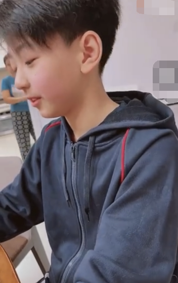 謝霆鋒11歲兒子罕露面！小臉通紅側(cè)顏神似爸爸，與張柏芝互動(dòng)有愛(ài)