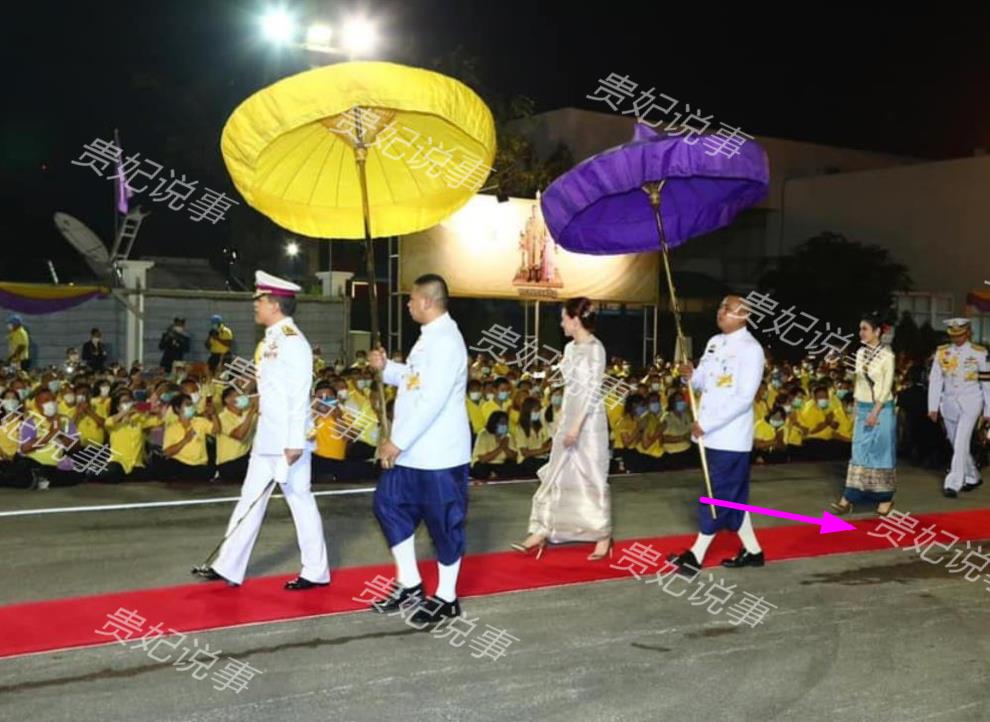 不敢越雷池一步！36岁诗妮娜没资格踩红毯，孤零零站在水泥地上
