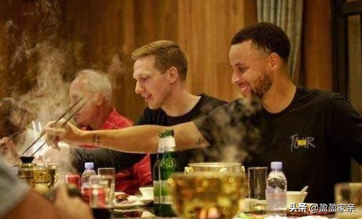 当NBA的球员在外面吃饭时，他们是由谁来买单的呢？