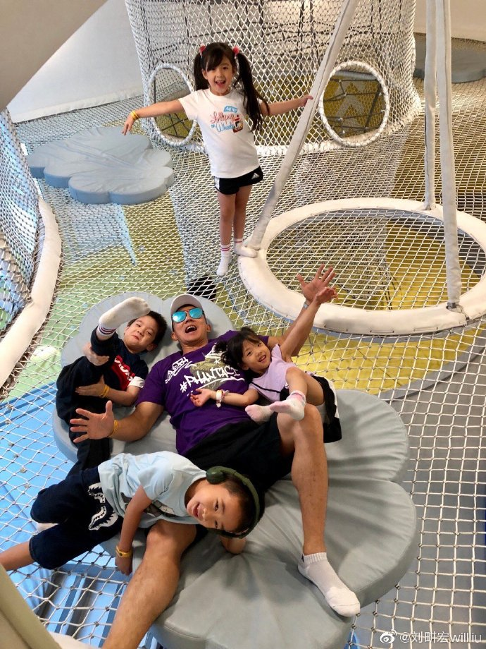 刘畊宏一家四口集体出游，小泡芙近照曝光，继承爸妈好基因