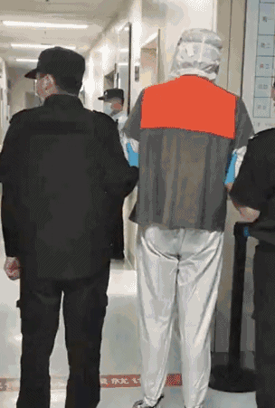疑似加拿大籍艺人看病视频曝光，带脚铐就诊，网友：保外就医？