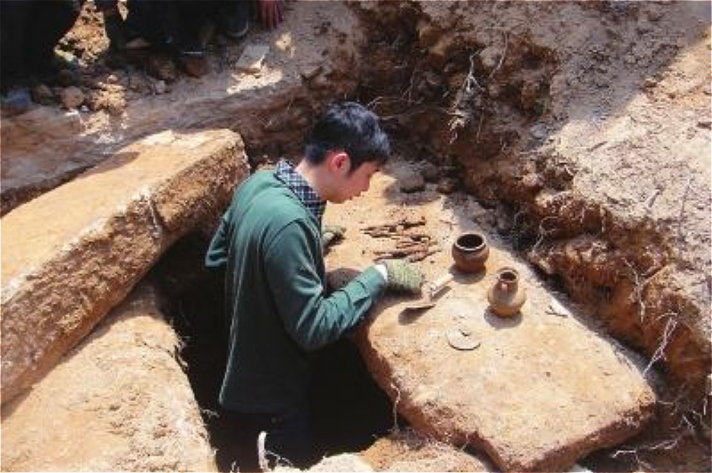 越王勾践剑，为什么2500年不生锈？专家放大3000倍，终于发现原因