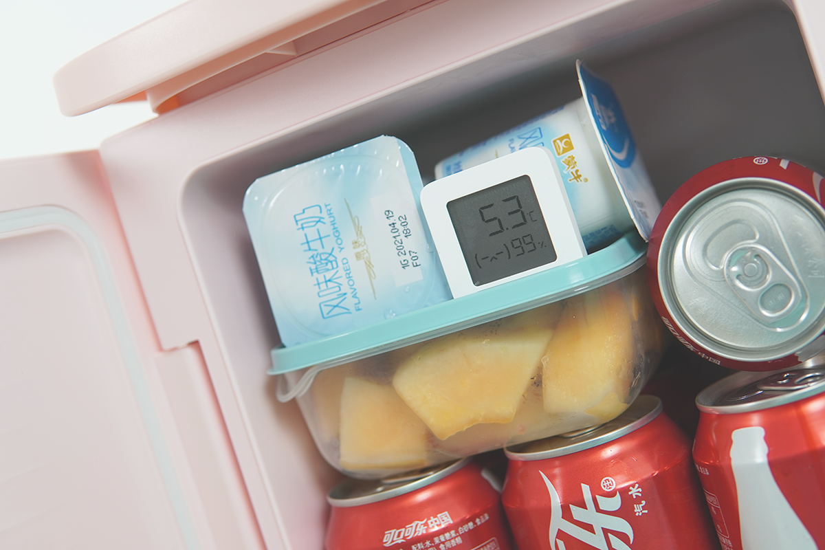 冰可樂和熱牛奶我都要，宿舍神器——放在桌面上的迷你小冰箱
