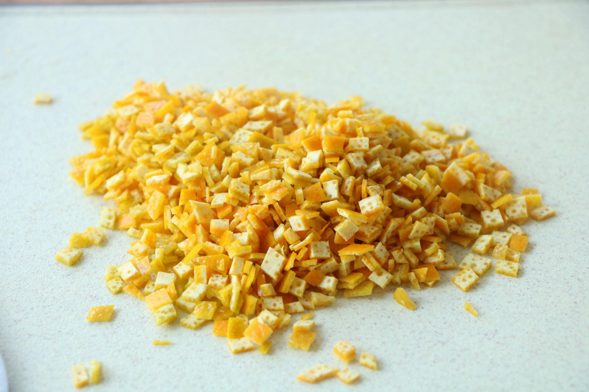 吃剩的橙子皮不要扔掉，簡單加工一下，用處多多，勝過秋梨膏