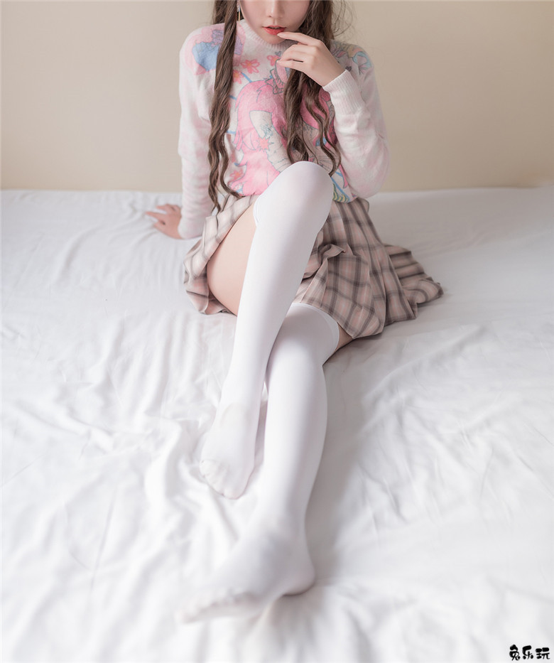 浴缸里的白丝格子裙