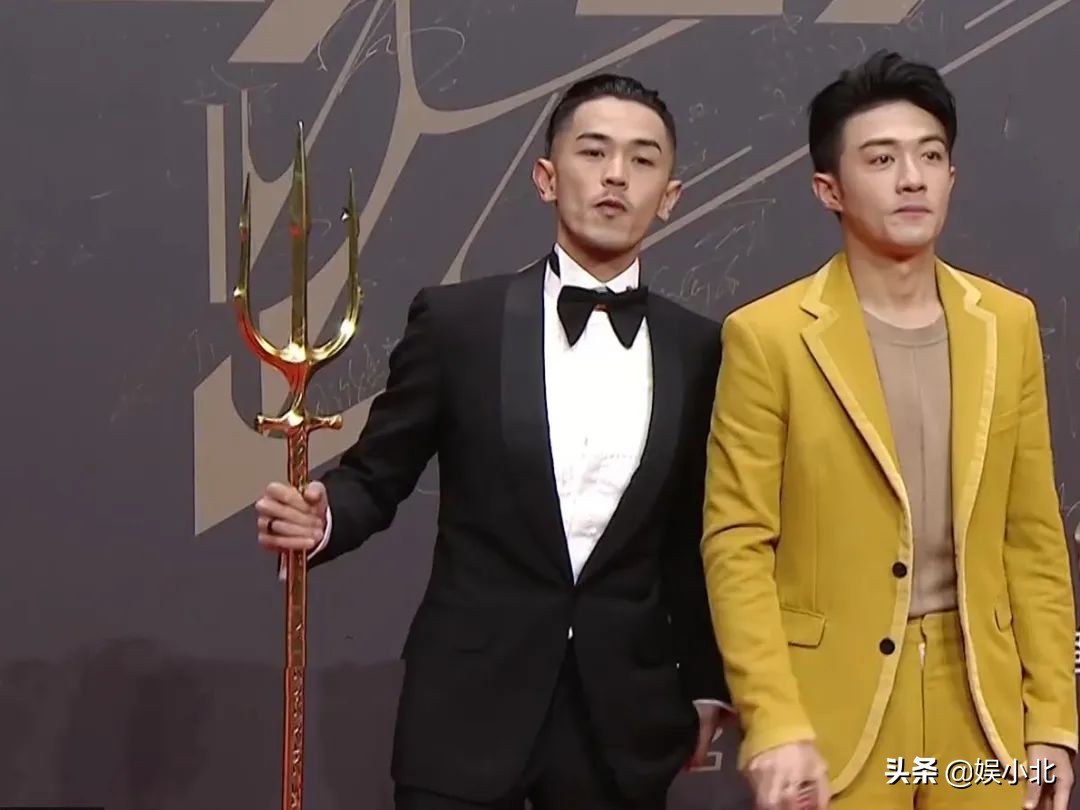 De Yunnan group appears on the stage to receive award, be born forcedly however unripe become group of mouth cross talk, fine number starlight enjoys interesting moment greatly