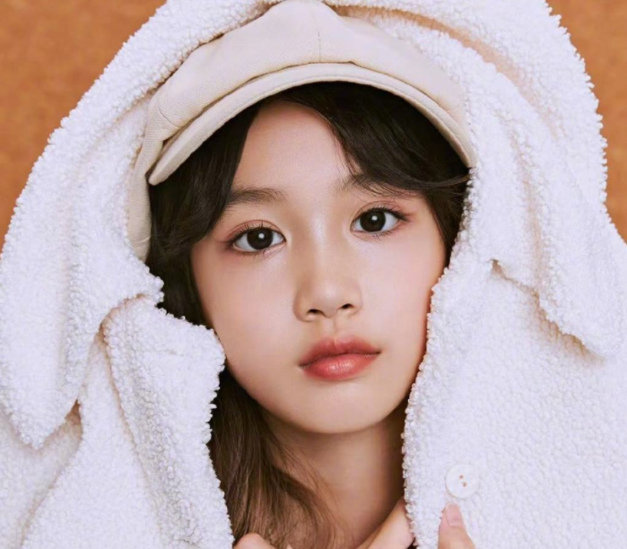 钟丽缇女儿近照流出，还没成年就有“女主脸”，一双腿真羡慕不来