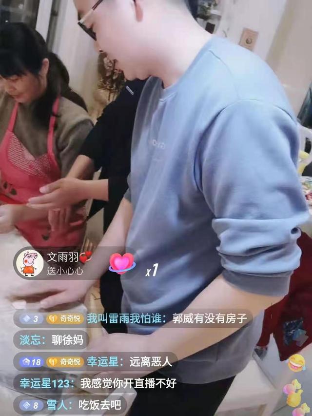 满满幸福感，许敏儿媳田静直播晒儿女，网友：太像许妈妈了