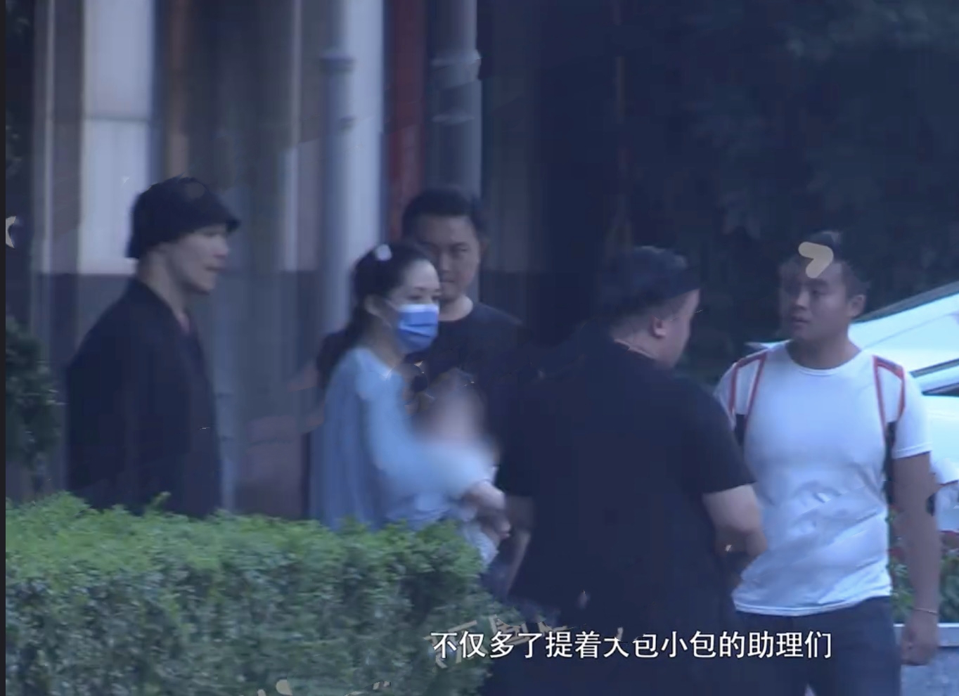 向佐一家出门被拍，郭碧婷穿扮朴实背微驼，女儿扎小辫子萌态十足