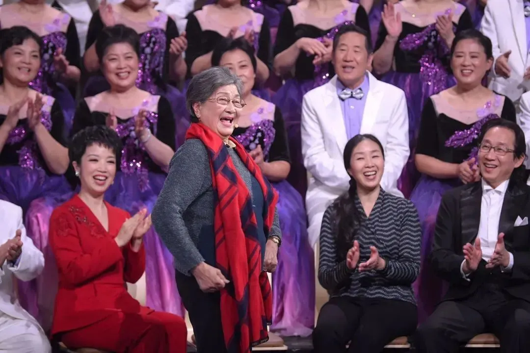 从央视主持人,到饰演周恩来夫人,她的命运因
