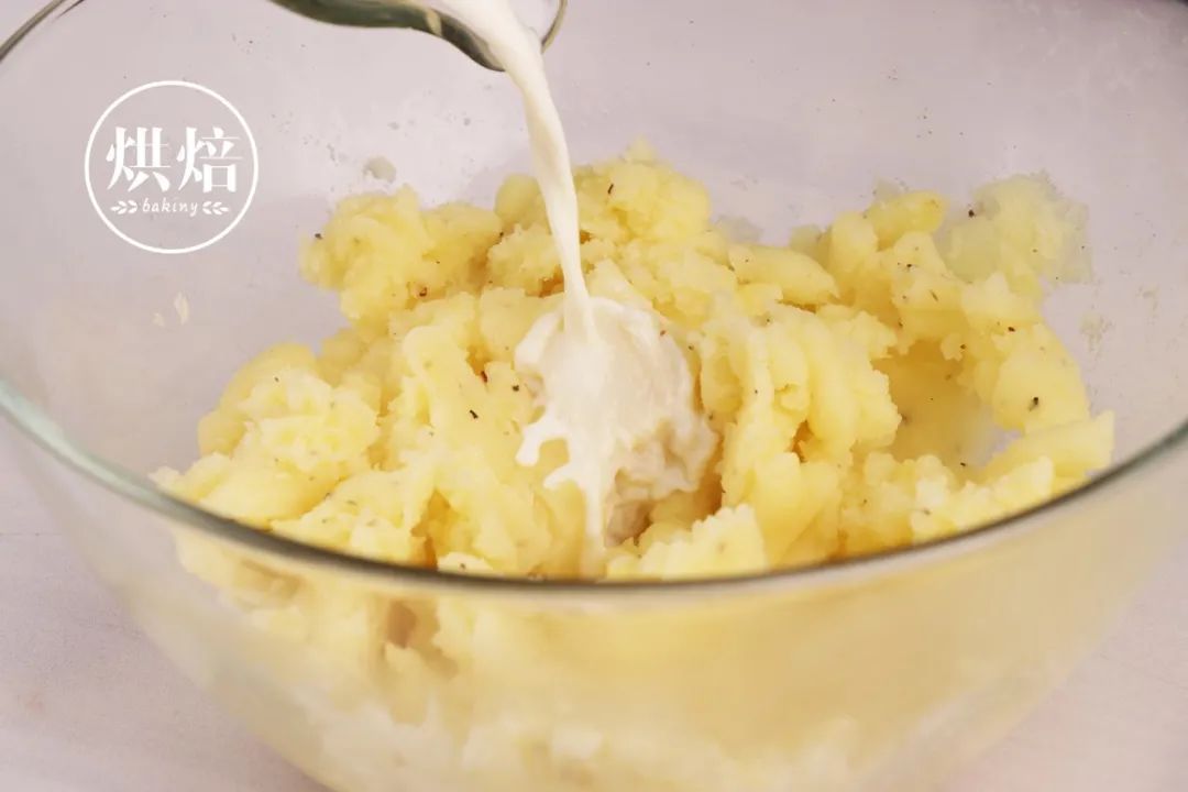 消耗土豆的好办法 拉丝很长的乳酪土豆面包 蓬松柔软 无人不爱