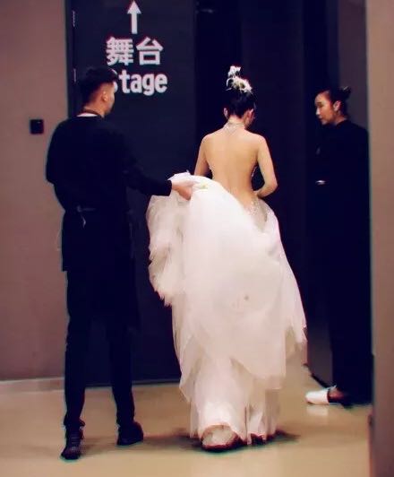 杨丽萍陪客拿空碗做样被批做作，20年不吃饭的她