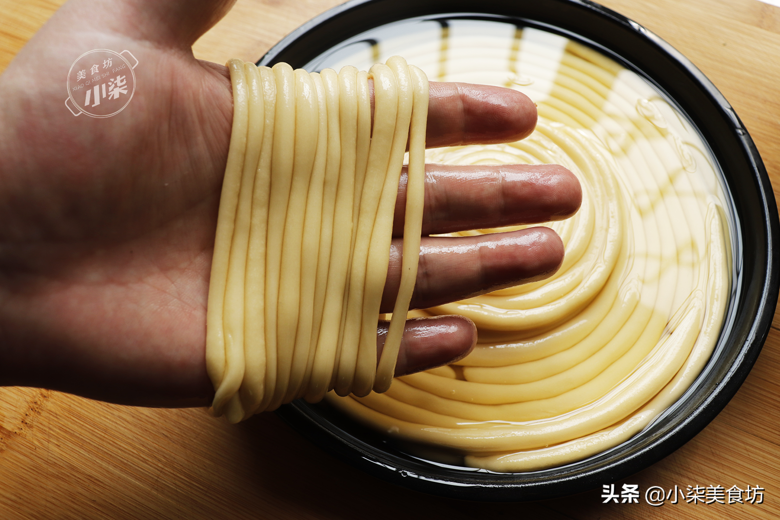 麵條放進油鍋裡一炸，酥脆鹹香，做法簡單，過年招待客人很有面子