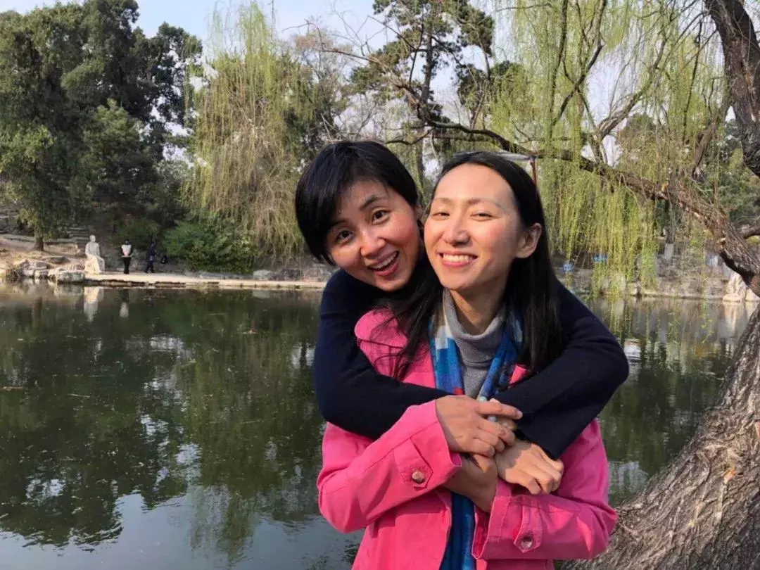 中国最牛闺蜜:一个是清华最年轻教授,一个帮世界首富“花钱”