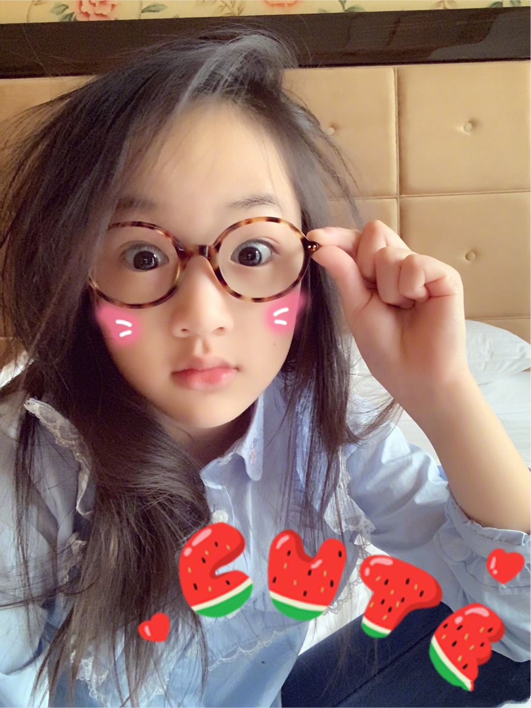 吴尊晒女儿，9岁NeiNei一头长发初露女神范，戴圆框眼镜呆萌可爱