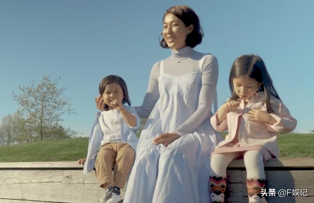 鍾嘉欣帶子女和媽媽同框出鏡賀母親節一家人牽手的背影合照很溫馨