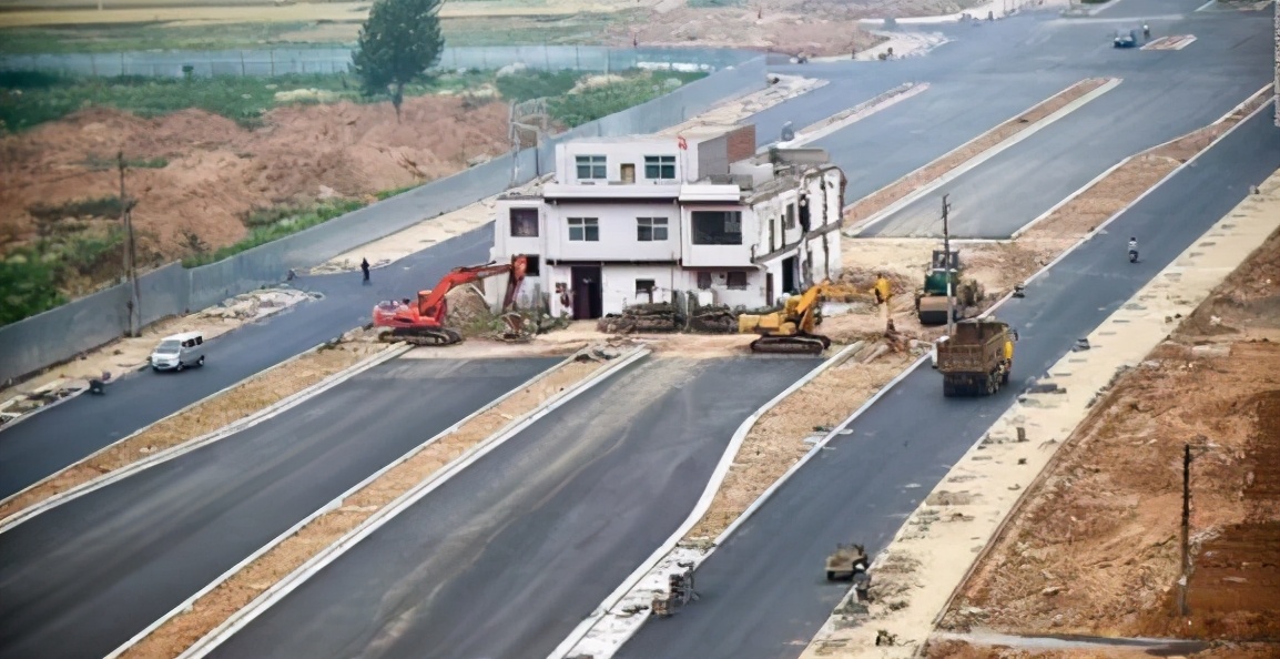 美国钉子户被“强拆”剩0.3平米，30年后反转？令