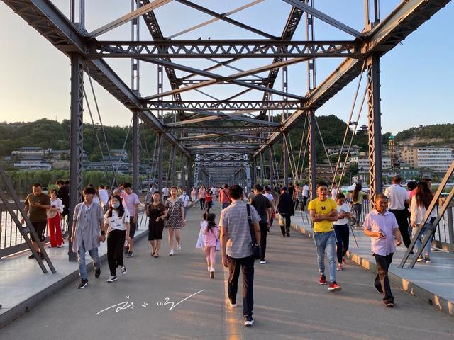 The most famous landmark in Lanzhou, Gansu, is known as the "First Bridge on the Yellow River". Tourists must come to check in