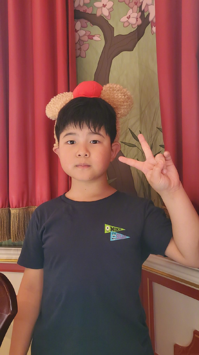 胡可曬兩兒子近照，兄弟倆皮膚對比鮮明，安吉身材向爸爸沙溢看齊