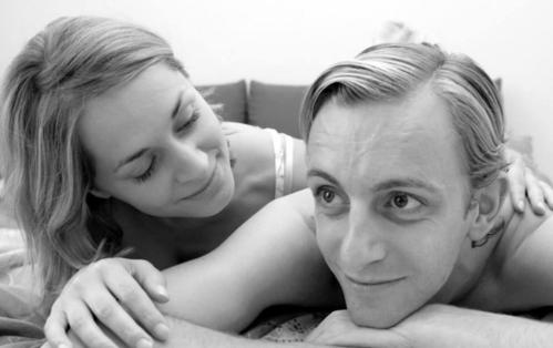 性生活的最佳頻率到底是多少？心理學家：並非越多越好