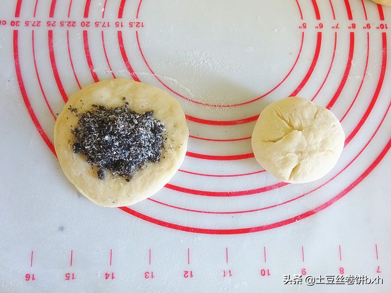 Black sesame stuffed bread is simple and time-saving to make with one shot, which is a favorite for the whole family
