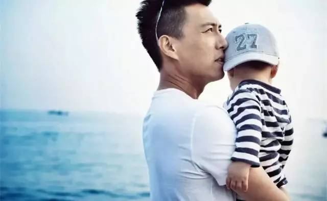 靳东：两次爱上离婚妇女，不顾家人反对娶了二