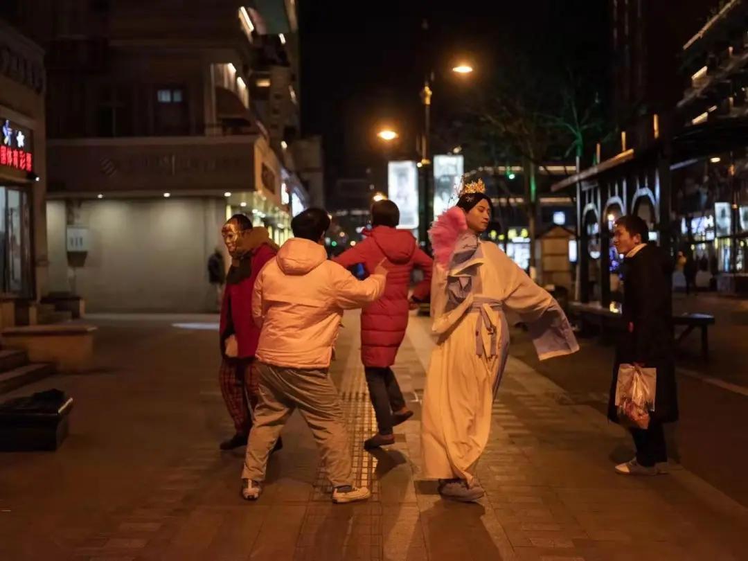 揭秘横店群演：追梦20年当不了明星，跑外卖让我一夜爆红