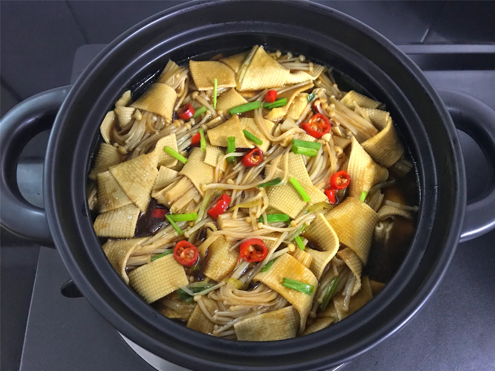 Tofu skin is a way to never tire of eating, add a handful of enoki mushrooms, boil it and cook it better than meat, and it is nutritious and low-fat