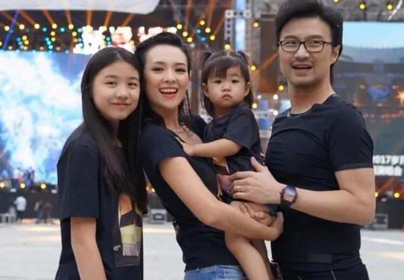 星二代名媛相遇，李嫣和汪峰女儿同框为闺蜜庆