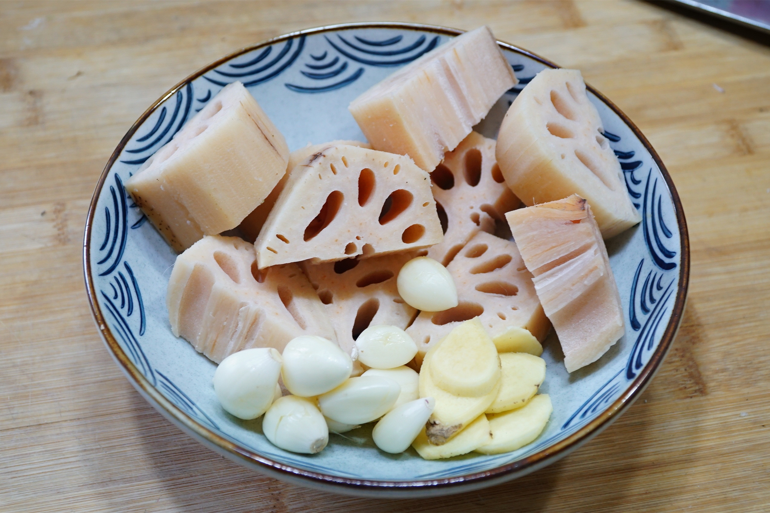 炖排骨时，别下锅就煮，多加这几样，汤浓肉香