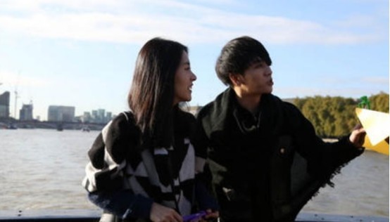 華晨宇張碧晨抱娃照曝光，女兒乖巧窩爸爸懷裡，張碧晨緊貼父女倆