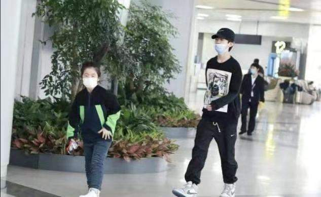 13岁天天与张亮同框，身高接近1米8，穿西服颜值