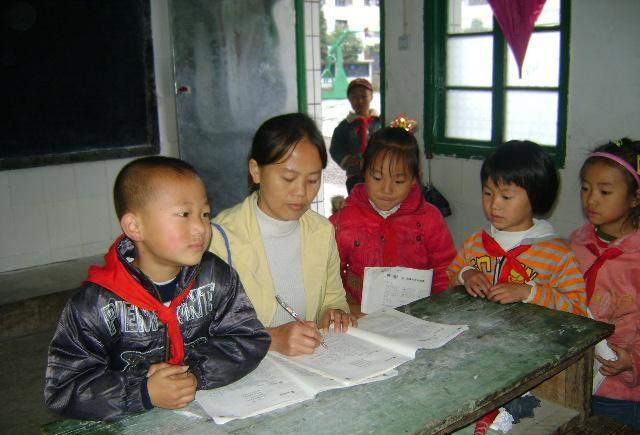 小学生“钢丝球字体”走红，宛如一团乱麻，老师批作业强忍怒火