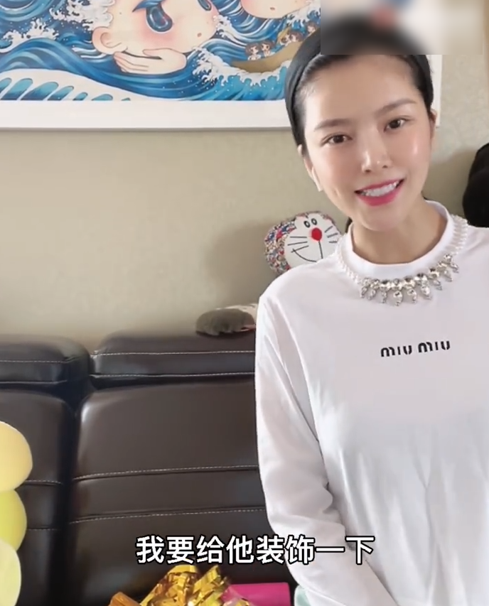 杜淳为女儿庆祝百日，王灿穿露脐装亮相，肚子上的赘肉太真实了