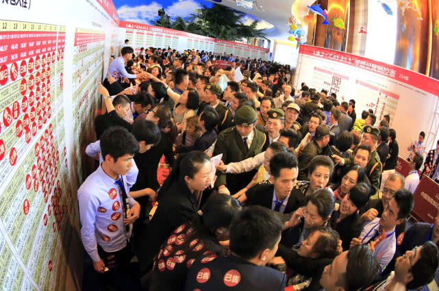 房子越等越买不起？国家一锤定音，炒房的人寝