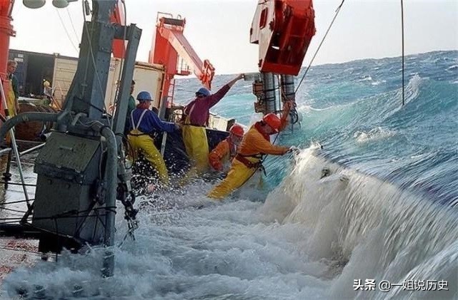 最危险职业“捕蟹人”，干5天挣69万，平均每7天就有一人丧命